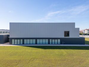 Impresa costruzioni Treviso Lovisotto. Edilizia Pubblica realizzazione della palestra a Carbonera in provincia di Treviso