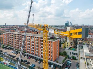 Installazione della Gru nel cantiere a Milano. Impresa di costruzioni Lovisotto