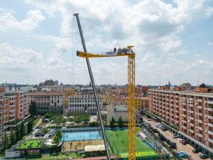 Installazione della Gru nel cantiere a Milano. Impresa di costruzioni Lovisotto