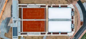 Lavori in corso per la costruzione del centro tennis con padiglione servizi a Fontanafredda