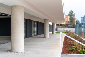 Particolare attenzione è stata riservata alla scelta dei materiali per le finiture interne, con pavimentazioni in gres antisdrucciolo, ideali per assicurare la massima sicurezza e facilità di pulizia. I rivestimenti sono stati realizzati in gres o in tinteggiatura lavabile, a seconda della destinazione d'uso dei locali. Inoltre sono stati installati serramenti in alluminio a taglio termico, dotati di vetrocamera con vetri stratificati per garantire isolamento e sicurezza. All'interno del padiglione è inserita anche una club-house, pensata come punto di aggregazione per incontri, piccole conferenze, pranzi sociali e momenti conviviali. Questa area è dotata di una zona bar, uno spazio dedicato al porzionamento dei pasti, un locale dispensa e un deposito per i materiali destinati alle pulizie. Una zona esterna con corte scoperta è stata attrezzata per la cucina all'aperto. L'intero complesso è dotato di impianti idrico-sanitari, climatizzazione, illuminazione ordinaria e di emergenza, sistemi di depurazione e antincendio. Il progetto prevede inoltre un secondo stralcio per ampliare l'offerta sportiva con due campi da padel e un campo da beach tennis. Saranno installati gli impianti di illuminazione per i campi da tennis, un sistema di irrigazione e un impianto fotovoltaico per rendere la struttura sostenibile.