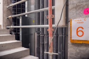 Impianti a vista installati su pareti grezze della Residenza Tarvisium, Treviso centro