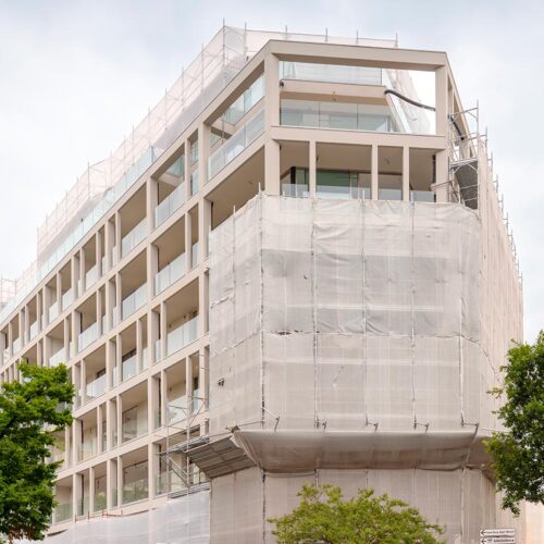 Residenza Tarvisium Treviso nuovo complesso abitativo con facciate in calcestruzzo, attici in XLAM e hall a doppia altezza.