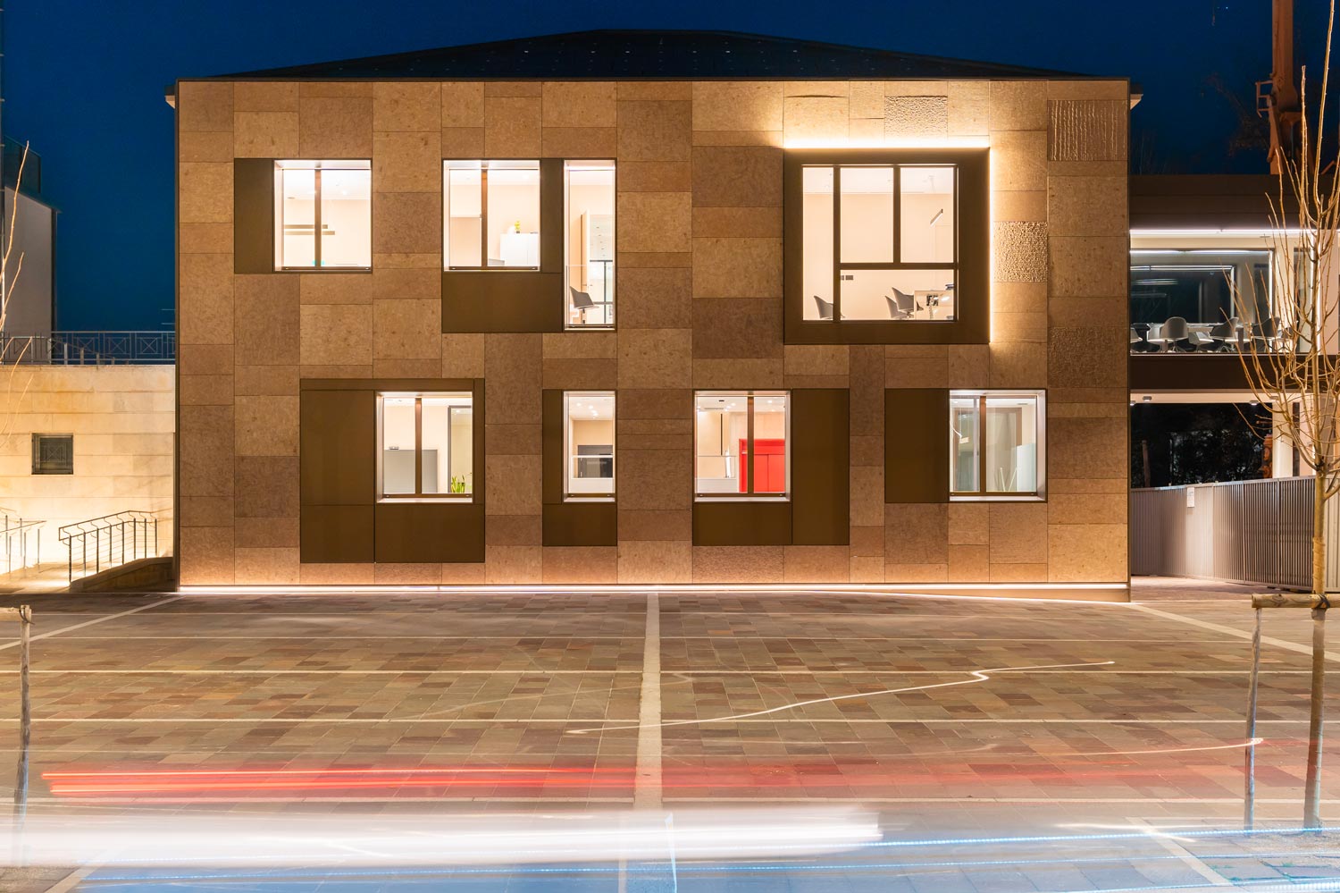 Nuova sede Lovisotto Mareno di Piave: riqualificazione ex scuole in uffici sostenibili con facciata in pietra naturale