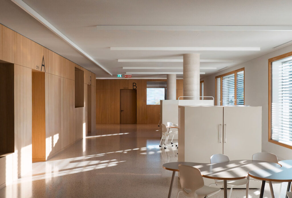 Aula didattica moderna e luminosa del nuovo polo scolastico sostenibile di Laives