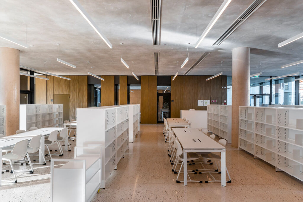 Architettura moderna della scuola elementare sostenibile di Laives, certificata CasaClima School