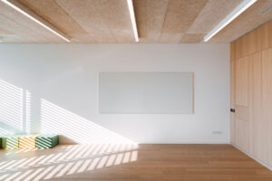 Edificio didattico con architettura e materiali moderni e sostenibili certificata CasaClima School