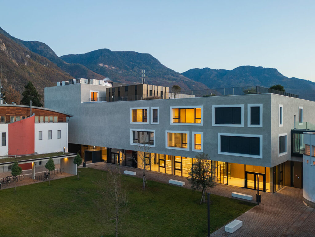 Architettura moderna della scuola elementare sostenibile di Laives, certificata CasaClima School