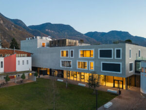 Architettura moderna della scuola elementare sostenibile di Laives, certificata CasaClima School