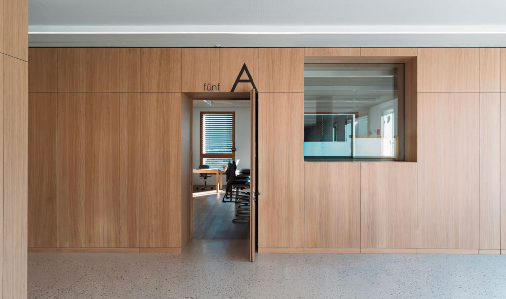 Architettura moderna della scuola elementare sostenibile di Laives, certificata CasaClima School