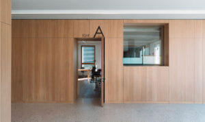 Architettura moderna della scuola elementare sostenibile di Laives, certificata CasaClima School