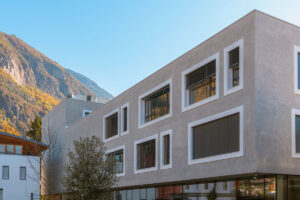 Polo scolastico di Laives, esempio di edilizia sostenibile con struttura moderna e impianti efficienti.