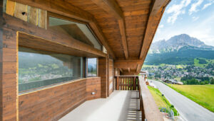 Impresa costruzioni Cadore: terrazza in legno di chalet con vista sulle Dolomiti realizzato da Lovisotto