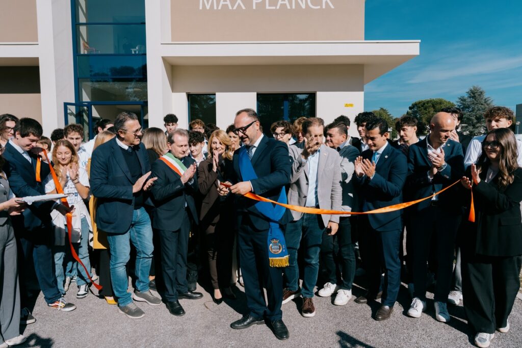 Autorità e studenti al taglio del nastro del nuovo edificio dell'ITIS Max Planck di Lancenigo