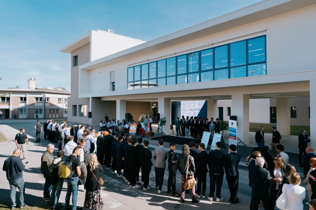 Pubblico riunito davanti al nuovo edificio dell'ITIS Max Planck di Lancenigo durante l'inaugurazione