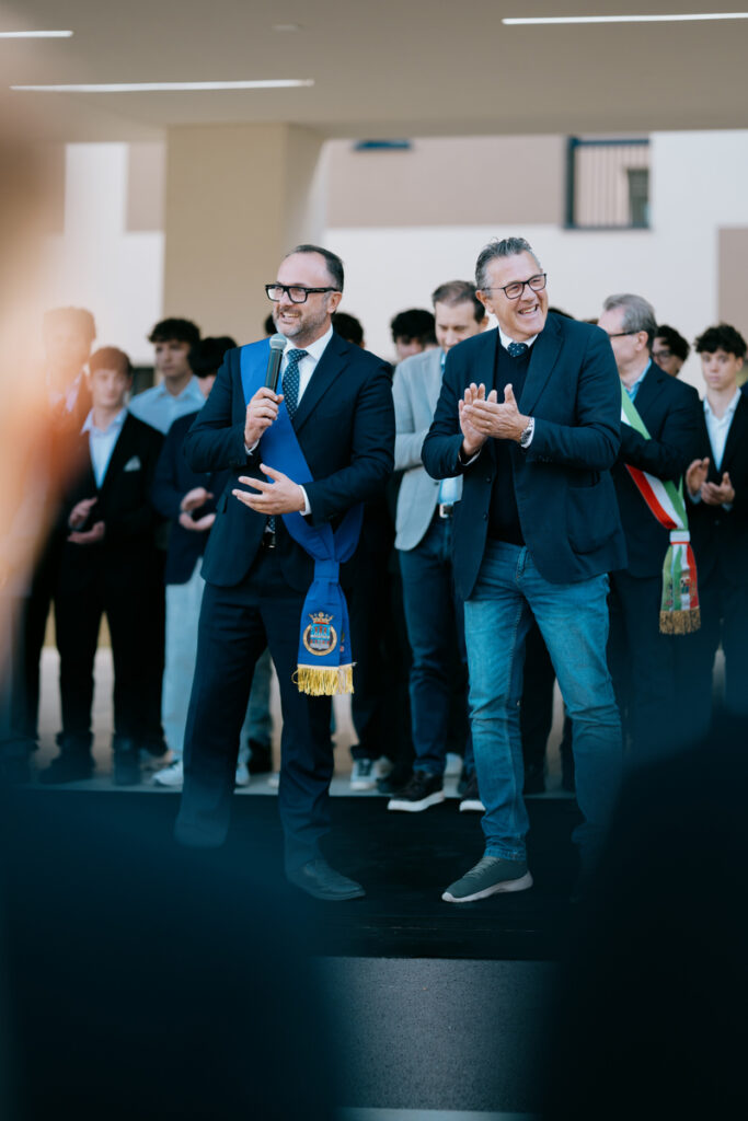 Autorità applaudono durante la cerimonia di inaugurazione dell'ITIS Max Planck di Lancenigo