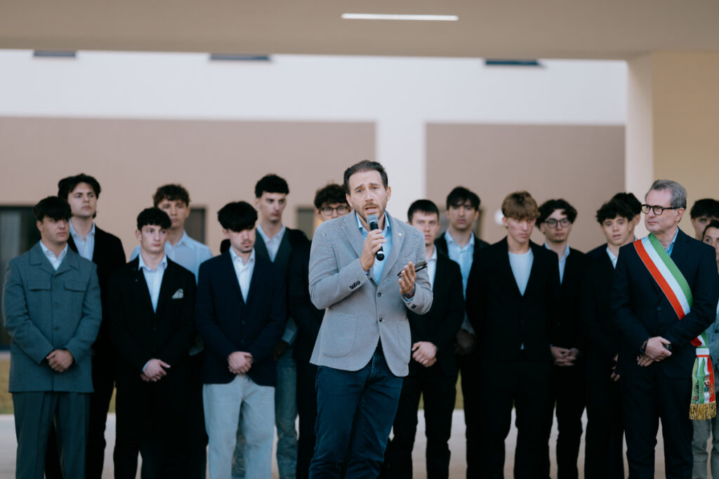 Intervento al microfono con gli studenti alle spalle all'inaugurazione dell'ITIS Max Planck di Lancenigo