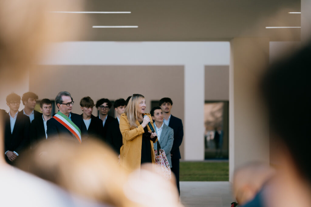 Autorità e studenti sotto il porticato durante l'inaugurazione dell'ITIS Max Planck