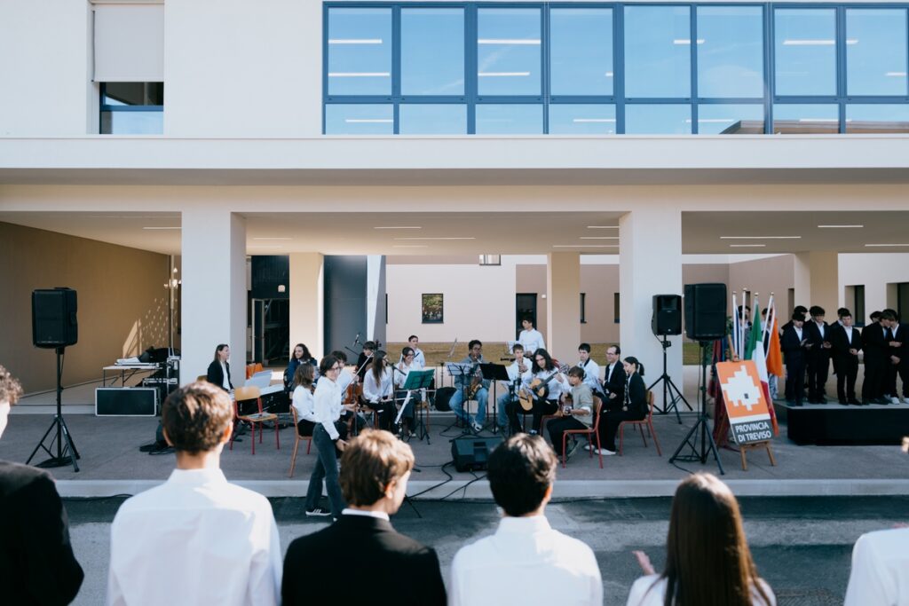 Esibizione musicale degli studenti nel cortile del nuovo edificio dell'ITIS Max Planck