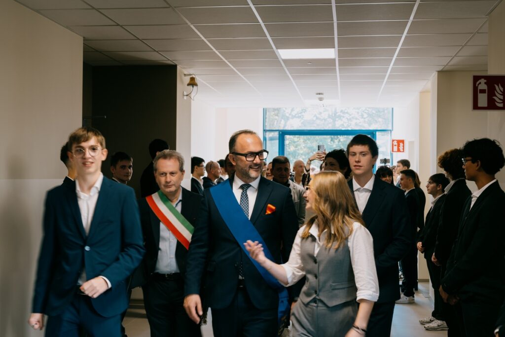 Visita agli spazi interni del nuovo edificio dell'ITIS Max Planck dopo l'inaugurazione