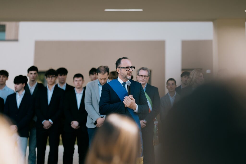 Il Presidente della Provincia di Treviso interviene al microfono durante l'inaugurazione del nuovo edificio dell'ITIS Max Planck