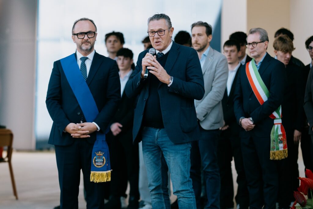 Intervento sul palco all'inaugurazione del nuovo edificio dell'ITIS Max Planck di Lancenigo, con le autorità e gli studenti